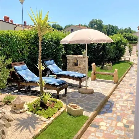 Engel With Pool Poreč