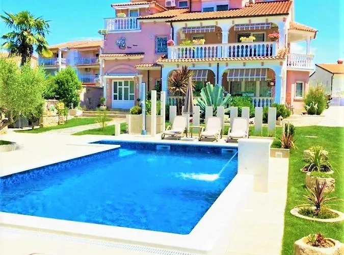 Engel With Pool Poreč