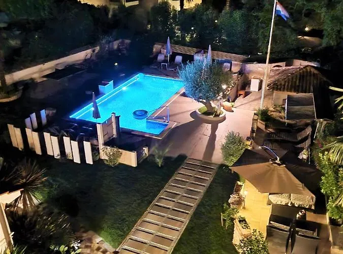 Engel With Pool Daire Poreč