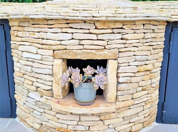 Engel With Pool Daire