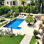 Engel With Pool Πόρετς