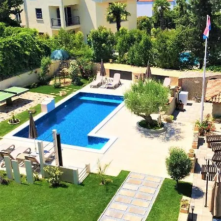 Engel With Pool פורץ