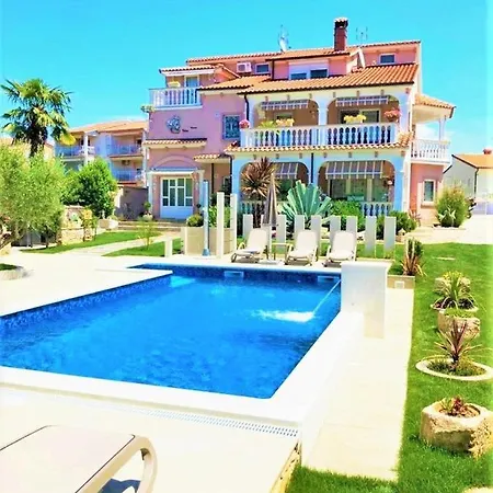 Engel With Pool פורץ
