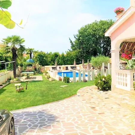 Engel With Pool Appartement Poreč
