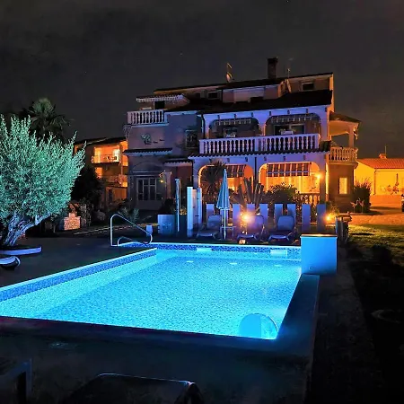 Engel With Pool
