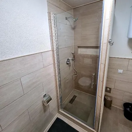 Engel With Pool * Πόρετς