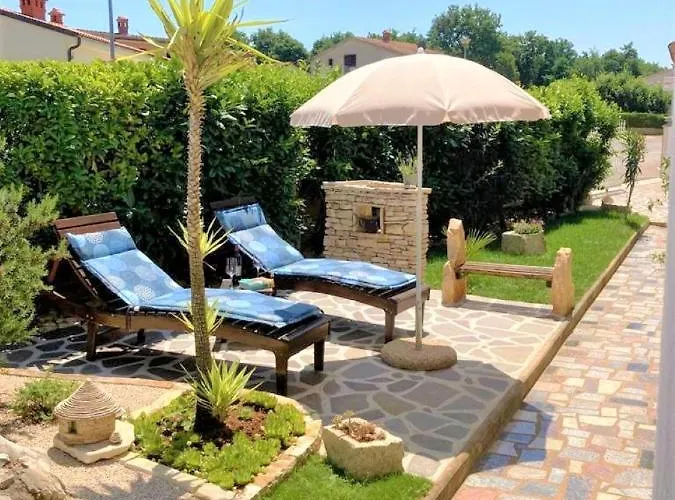 Engel With Pool Poreč