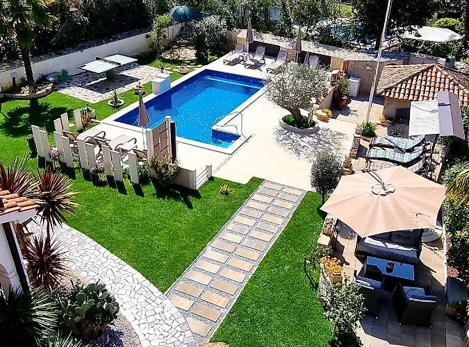 Апартаменти Engel With Pool *