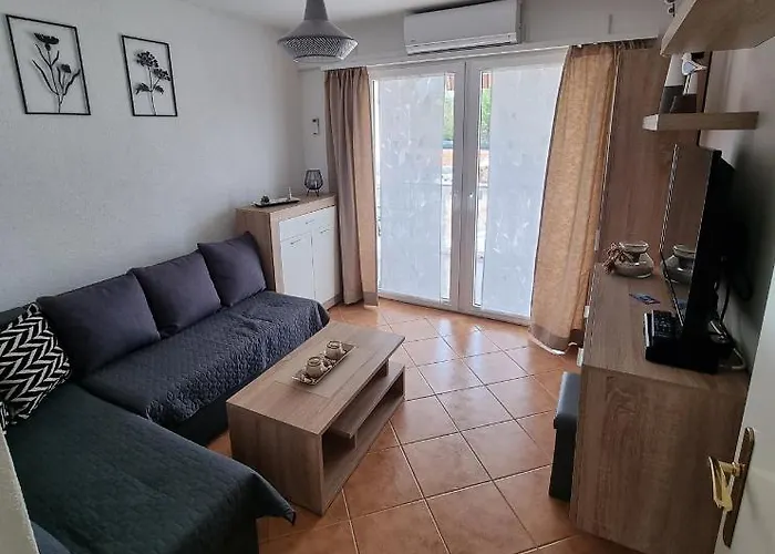 Engel With Pool Apartment