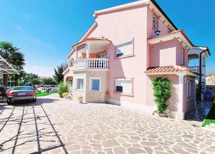 Engel With Pool Poreč