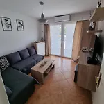Engel With Pool Apartman