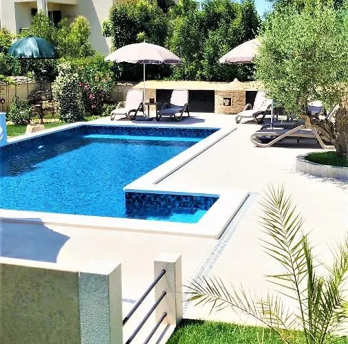 Engel With Pool Poreč